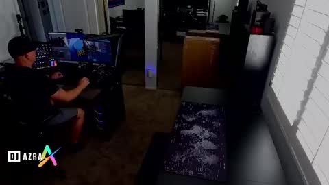 Snapshot of imdjazra chatting on 10/26/25, 09:53 DJ Azra online show from 10/26/25, 09:53