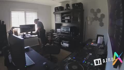 Snapshot of imdjazra chatting on 10/29/25, 09:38 DJ Azra online show from 10/29/25, 09:38