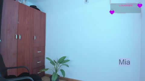 mia ---------  COL TIME online show from 11/06/25, 09:26