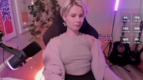 Mia online show from 03/08/25, 01:03