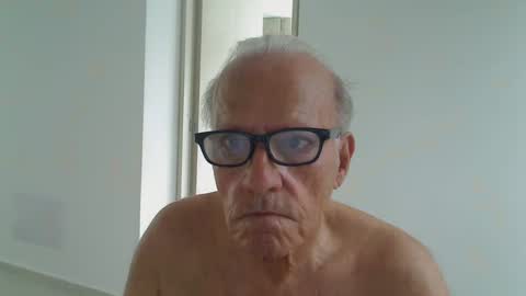 Snapshot of incendiado chatting on 10/12/25, 01:21 incendiado online show from 10/12/25, 01:21