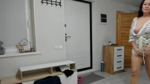 Della online show from 10/24/25, 05:31