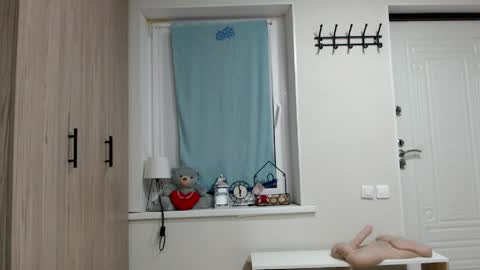 Snapshot of increible_della chatting on 05/27/26, 06:27 Della online show from 05/27/26, 06:27