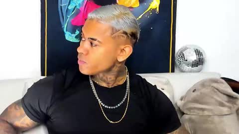 Snapshot of independent_project chatting on 12/14/25, 02:06 Jacobo online show from 12/14/25, 02:06