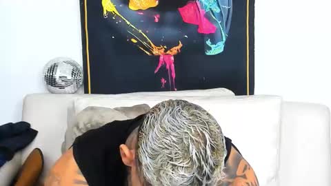 Snapshot of independent_project chatting on 12/22/25, 08:33 Jacobo online show from 12/22/25, 08:33