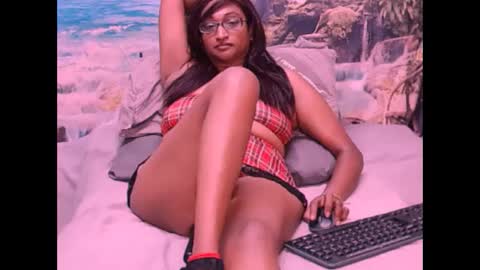 Snapshot of indianspicy69 chatting on 01/25/25, 10:28 Shreya online show from 01/25/25, 10:28
