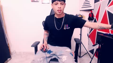 Snapshot of indomitablebeast chatting on 12/19/25, 05:25 matias online show from 12/19/25, 05:25