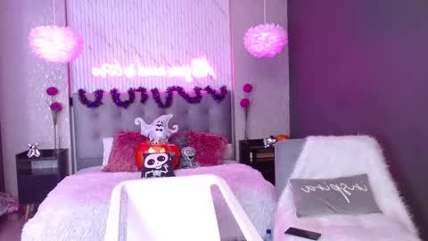 Snapshot of indy_moore chatting on 11/04/25, 01:43 INDY online show from 11/04/25, 01:43