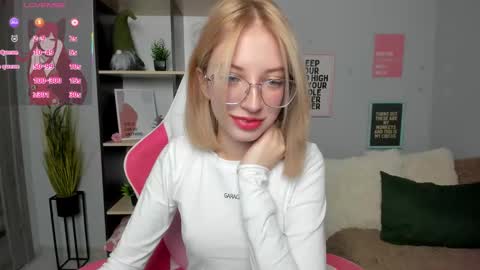 Mia online show from 11/19/25, 03:34