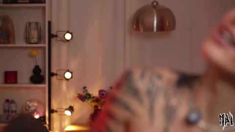 Snapshot of informal_ chatting on 11/23/25, 10:31 MAL --- online show from 11/23/25, 10:31