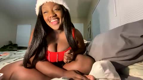 Snapshot of innocentfreaklola chatting on 12/15/25, 02:16 Lola online show from 12/15/25, 02:16
