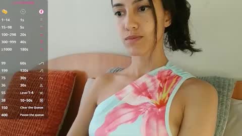 Laroa online show from 11/17/25, 10:59