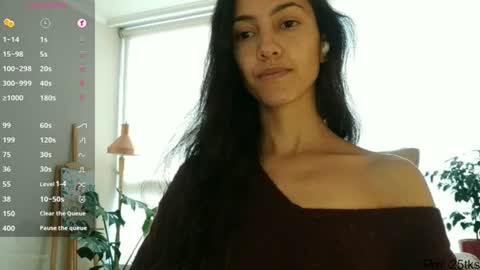 Snapshot of innocentlatiina chatting on 06/11/26, 06:50 Laroa online show from 06/11/26, 06:50