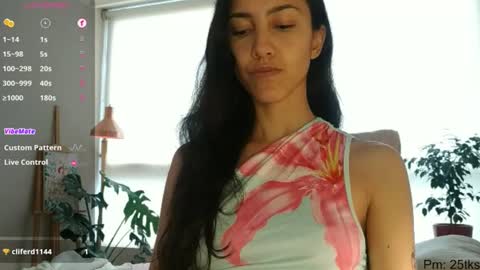 Snapshot of innocentlatiina chatting on 06/12/26, 07:13 Laroa online show from 06/12/26, 07:13