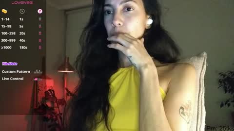 Snapshot of innocentlatiina chatting on 06/17/26, 11:27 Laroa online show from 06/17/26, 11:27