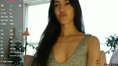 Snapshot of innocentlatiina chatting on 07/06/26, 08:11 Laroa online show from 07/06/26, 08:11