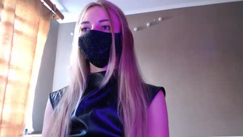 Lily online show from 09/22/25, 11:23