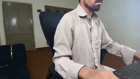 Snapshot of ironcharm4455 chatting on 07/25/26, 06:05 Naveed online show from 07/25/26, 06:05