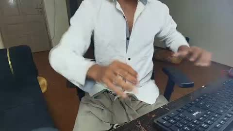 Snapshot of ironcharm4455 chatting on 07/31/26, 09:25 Naveed online show from 07/31/26, 09:25