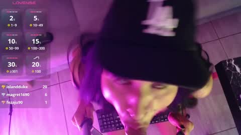 Isabella Hall online show from 02/19/25, 12:03