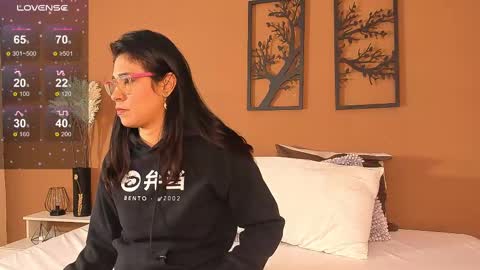 Snapshot of isa_jonness_ chatting on 02/25/25, 12:24 oIssaJonneso online show from 02/25/25, 12:24