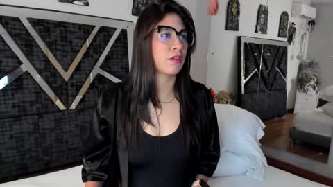 Snapshot of isa_jonness_ chatting on 10/25/25, 12:23 oIssaJonneso online show from 10/25/25, 12:23
