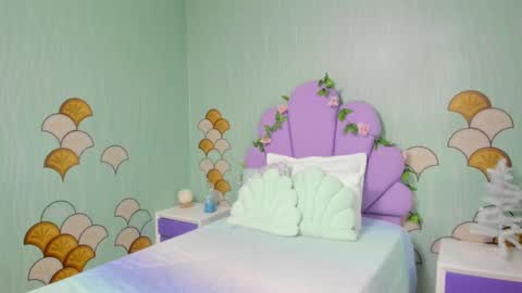 Snapshot of isa_little4u chatting on 12/30/24, 11:15 online show from 12/30/24, 11:15