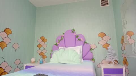 Snapshot of isa_little4u chatting on 12/30/24, 05:44 online show from 12/30/24, 05:44