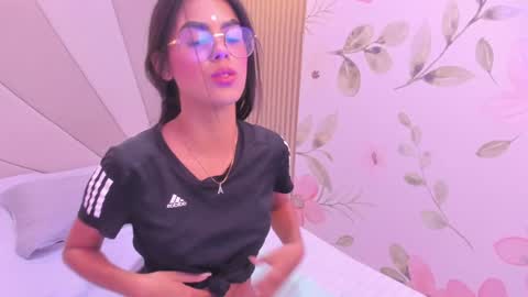 Snapshot of isa_little4u chatting on 01/06/25, 09:22 online show from 01/06/25, 09:22