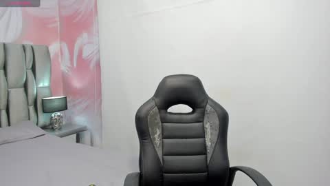 Snapshot of isa_little4u chatting on 02/09/25, 02:17 online show from 02/09/25, 02:17