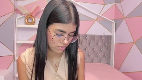 Snapshot of isa_little4u chatting on 02/11/25, 10:39 online show from 02/11/25, 10:39