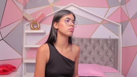 Snapshot of isa_little4u chatting on 02/15/25, 08:33 online show from 02/15/25, 08:33