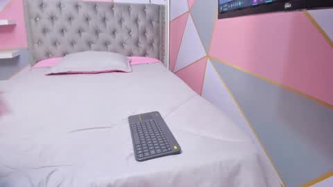Snapshot of isa_little4u chatting on 02/19/25, 02:44 online show from 02/19/25, 02:44