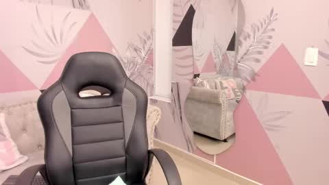 Snapshot of isa_little4u chatting on 03/03/25, 01:31 online show from 03/03/25, 01:31