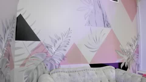 Snapshot of isa_little4u chatting on 03/08/25, 10:22 online show from 03/08/25, 10:22