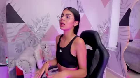Snapshot of isa_little4u chatting on 03/08/25, 04:28 online show from 03/08/25, 04:28