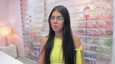 Snapshot of isa_little4u chatting on 09/13/25, 11:10 online show from 09/13/25, 11:10