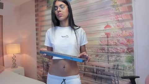 Snapshot of isa_little4u chatting on 10/15/25, 04:01 online show from 10/15/25, 04:01