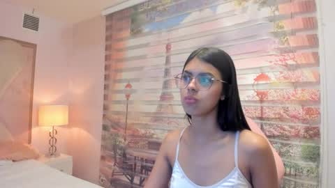 Snapshot of isa_little4u chatting on 10/16/25, 05:52 online show from 10/16/25, 05:52