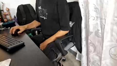 Isaac online show from 09/30/25, 01:54