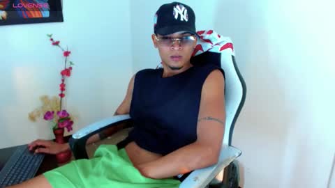 Snapshot of isaacas chatting on 11/12/25, 12:27 Isaacas online show from 11/12/25, 12:27