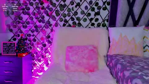 Snapshot of isabel_jamess chatting on 12/17/25, 10:27 Isa online show from 12/17/25, 10:27