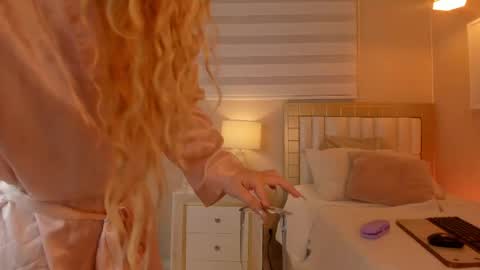 isabela__x online show from 06/08/26, 11:32