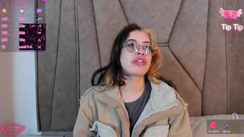 isabela Collins online show from 11/12/25, 12:16