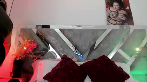 Snapshot of isabela_parkerr chatting on 06/15/26, 01:57 Mommy Isa online show from 06/15/26, 01:57
