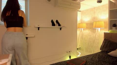 IsabelKiss online show from 11/30/25, 07:45