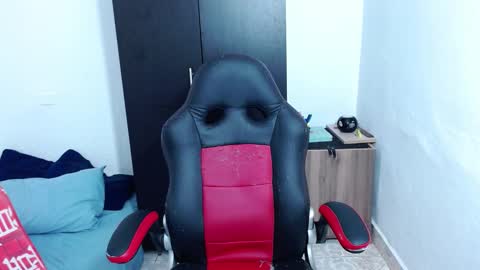 Snapshot of isabella_hots chatting on 01/29/25, 10:37 estefania online show from 01/29/25, 10:37