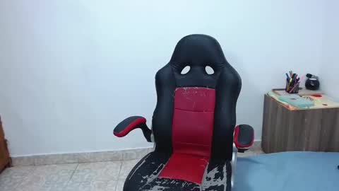 Snapshot of isabella_hots chatting on 02/18/25, 09:43 estefania online show from 02/18/25, 09:43