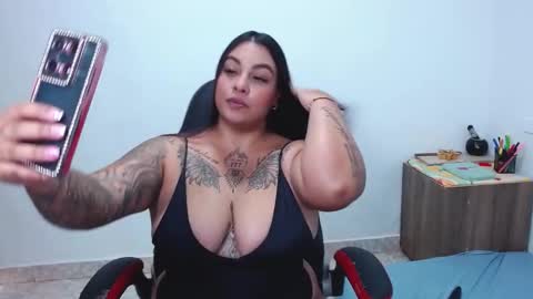 Snapshot of isabella_hots chatting on 03/07/25, 08:00 estefania online show from 03/07/25, 08:00