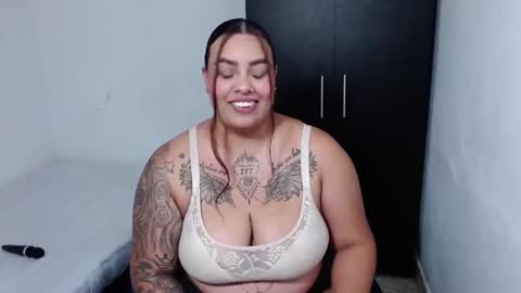 Snapshot of isabella_hots chatting on 11/28/25, 01:19 estefania online show from 11/28/25, 01:19